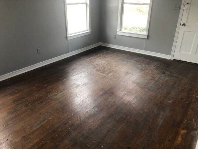 Building Photo - MUST SEE GARAGE APARTMENT