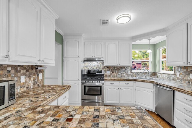 Building Photo - 4303 Piney Woods Dr