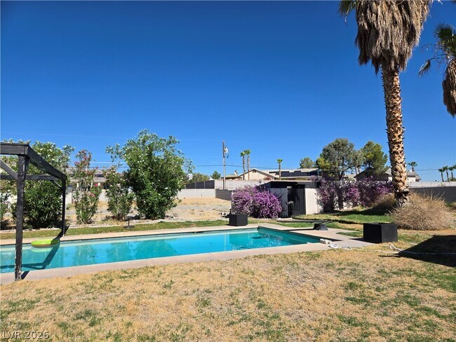 Building Photo - 5945 N El Capitan Way