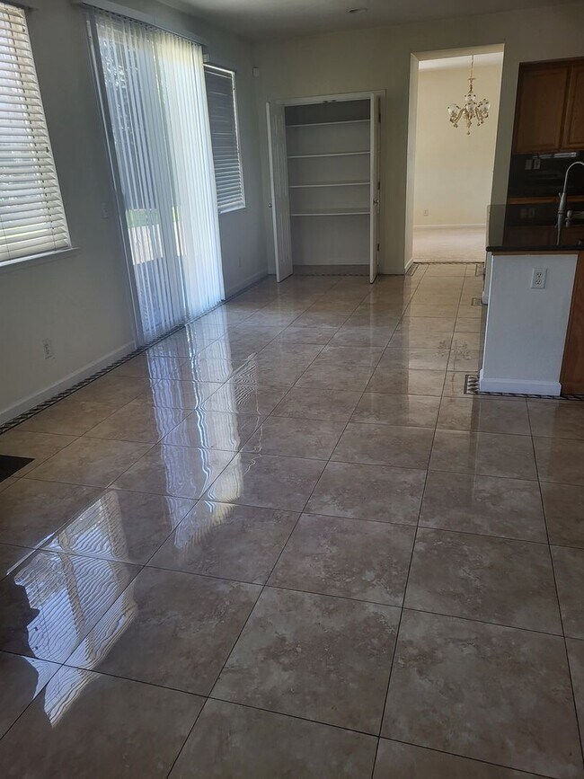 Building Photo - Gorgeous 5bd-3bth Available now!!