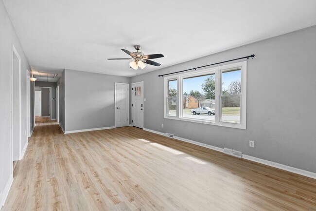 Building Photo - 562 Lone Oak Dr