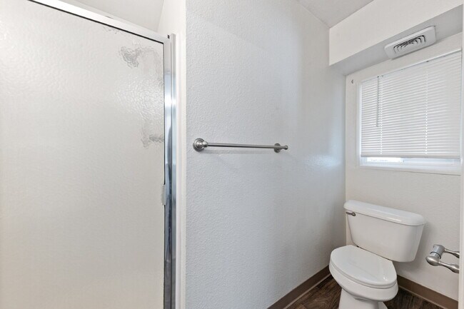 Building Photo - 2 Bedroom 2 Bathroom on College Street!