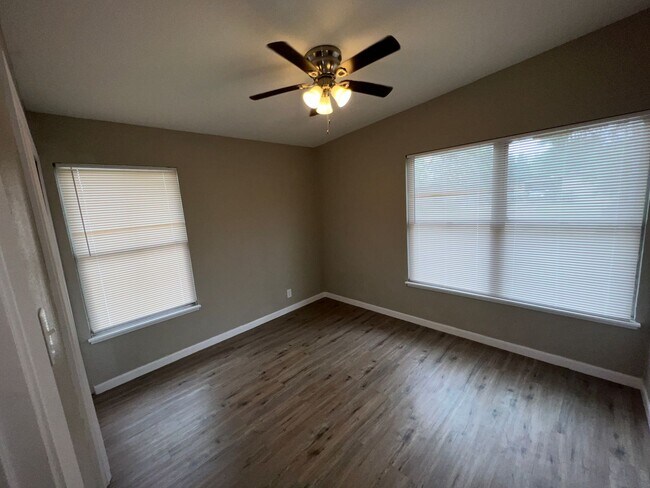 Building Photo - Large 4 bedroom 2 bathroom