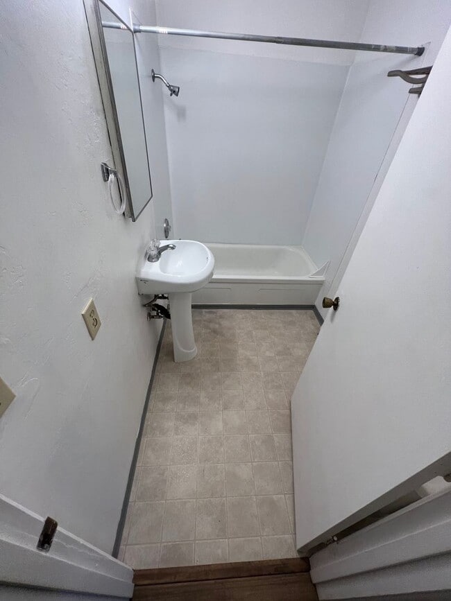 Building Photo - 2 Bedroom in Colllege Hill/Friendly Area