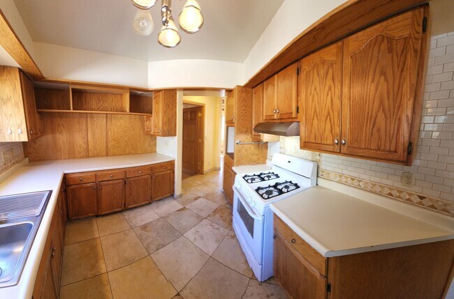 Building Photo - 5 Bedroom 3 Bath close to Poly, hiking and shopping!!