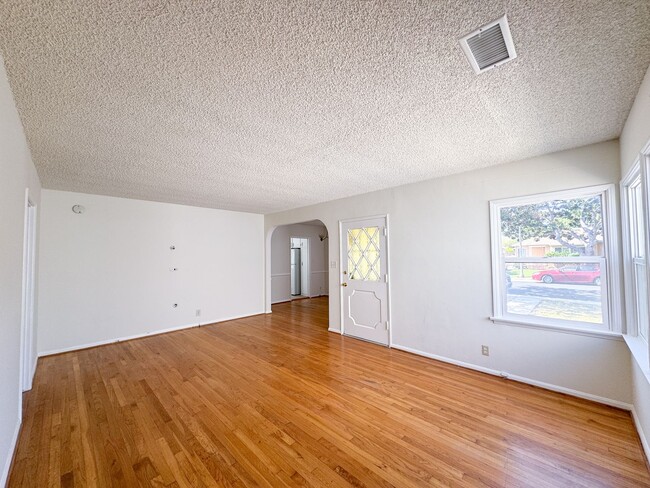 Building Photo - Beautiful Spacious 3bd 2ba