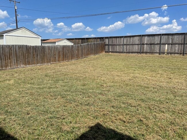 Building Photo - Available Now! Spacious & Well-Maintained ...