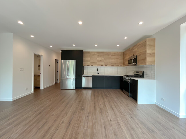 Building Photo - 3710 N Kenmore Ave