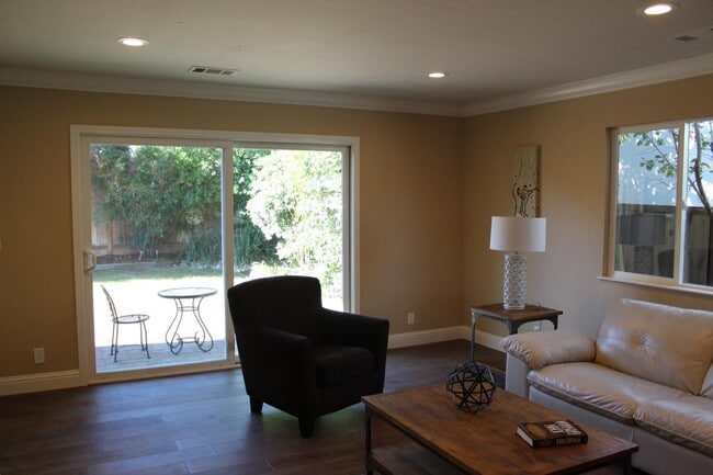 Building Photo - 1376 Bouret Dr