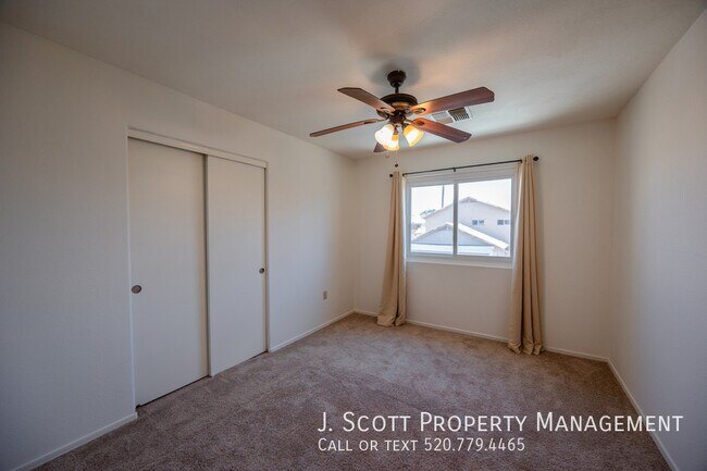 Building Photo - 1421 W Camino Ct