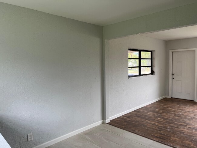 Building Photo - 1327 SW 22nd Ave