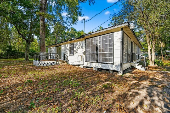 Building Photo - 16643 Lake Cir