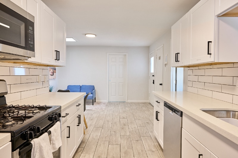 Building Photo - 3011 Pine Tree Dr