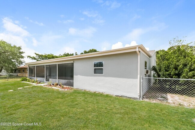 Building Photo - 2049 SE Talwood Ln