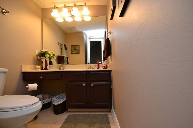 Building Photo - Fantastic 3 BR Lake Mary Home with vaulted...