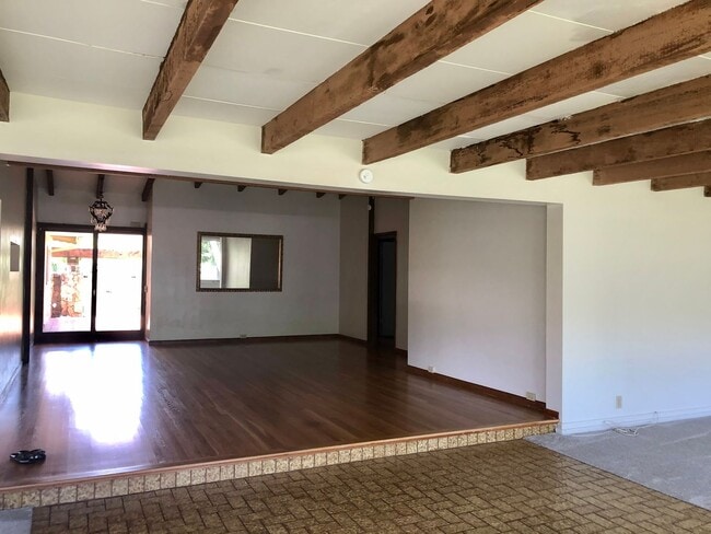 Building Photo - ENCHANTED LAKES 3/2/1, ENJOY KA'ELEPULU CANAL IN YOUR BACKYARD