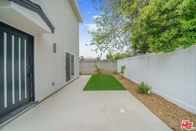Building Photo - 6835 Yolanda Ave