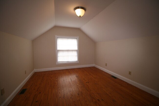 Building Photo - 402 Greenlawn Ct