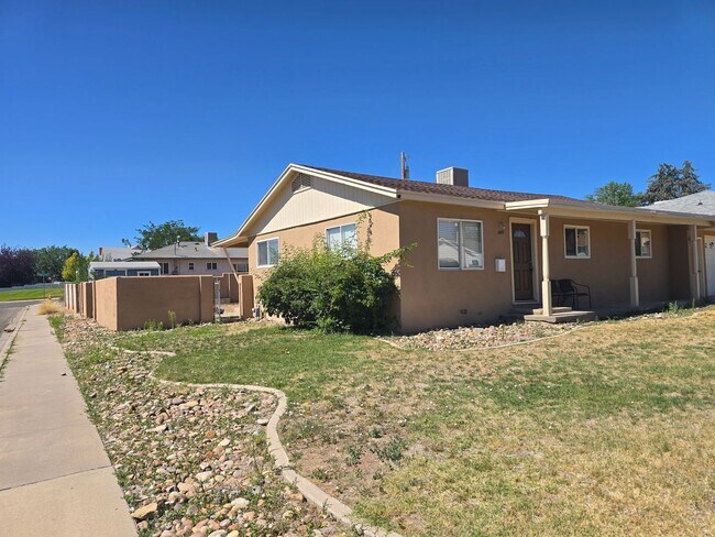 Building Photo - 3 Bedroom 2 Bath Rental