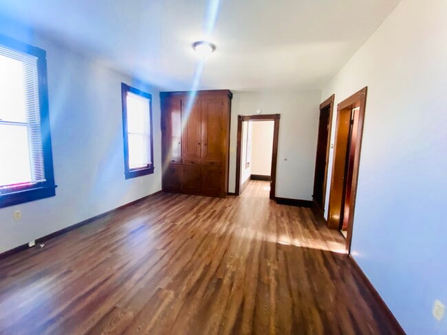 Building Photo - 140 Milan St S