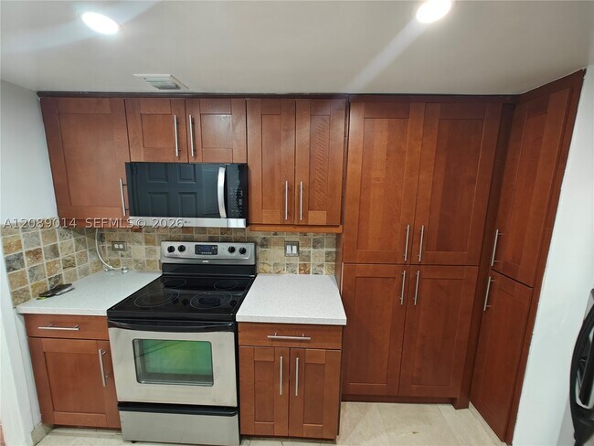 Building Photo - 825 Brickell Bay Dr