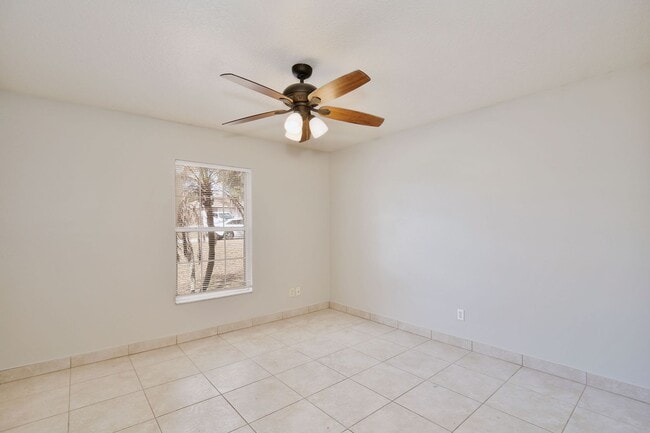 Building Photo - Spacious 3/2 with 2-Car Garage Home in Louisa Pointe Community - Clermont!