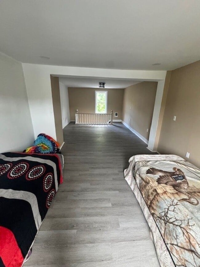 Building Photo - 4 bedroom 1 bathroom