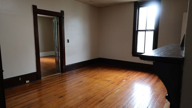 Building Photo - 302 E 8th St SW