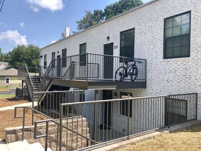 Building Photo - 915 Englewood St