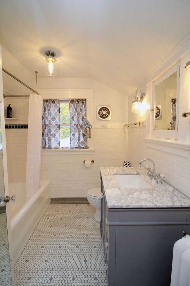 Building Photo - 803 NE Laurelhurst Pl