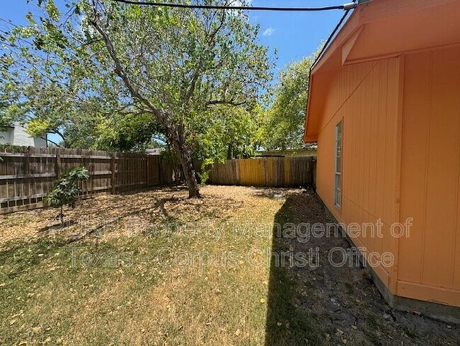 Building Photo - 4622 Newbury Ln