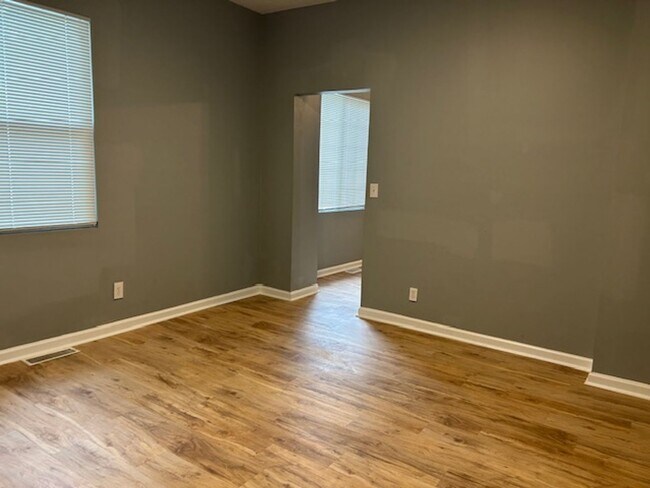 Building Photo - 425 Huffman Ave