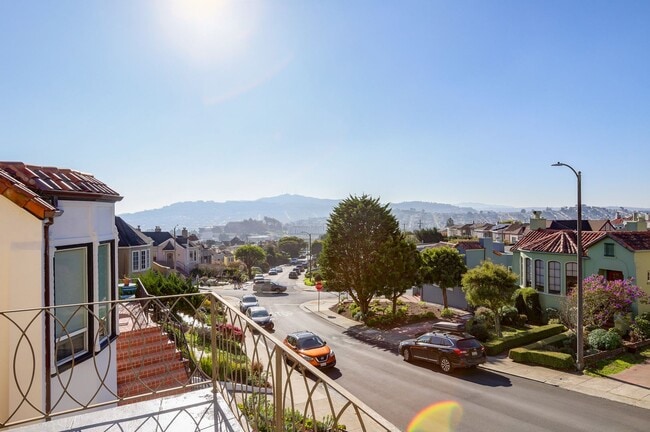 Building Photo - 3 Bed / 2 Bath charming home in upscale neighborhood near Glen Park. YouTube Tour!!