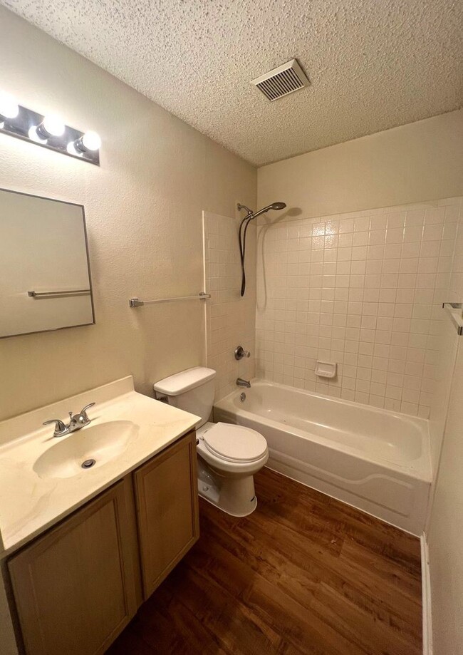 Building Photo - 3 br, 2.5 bath House - 8615 Cross Spring