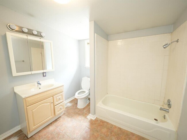 Building Photo - 625 Waugh Way