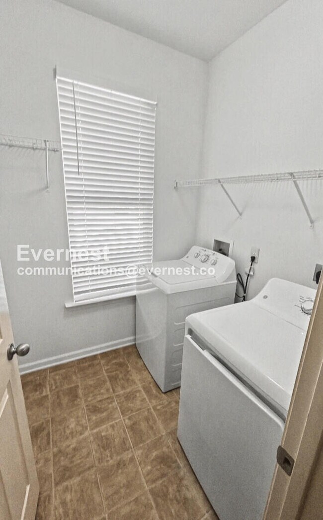 Building Photo - 3 Bed/2 Bath Home with Garage / Pet-Friendly / Available Now!