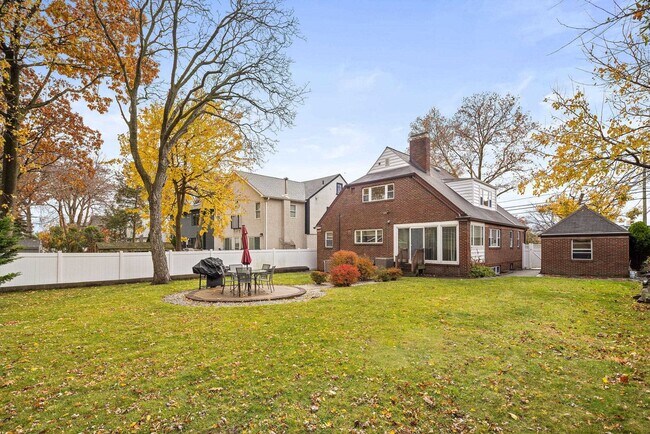 Building Photo - 97 Riverview Ave