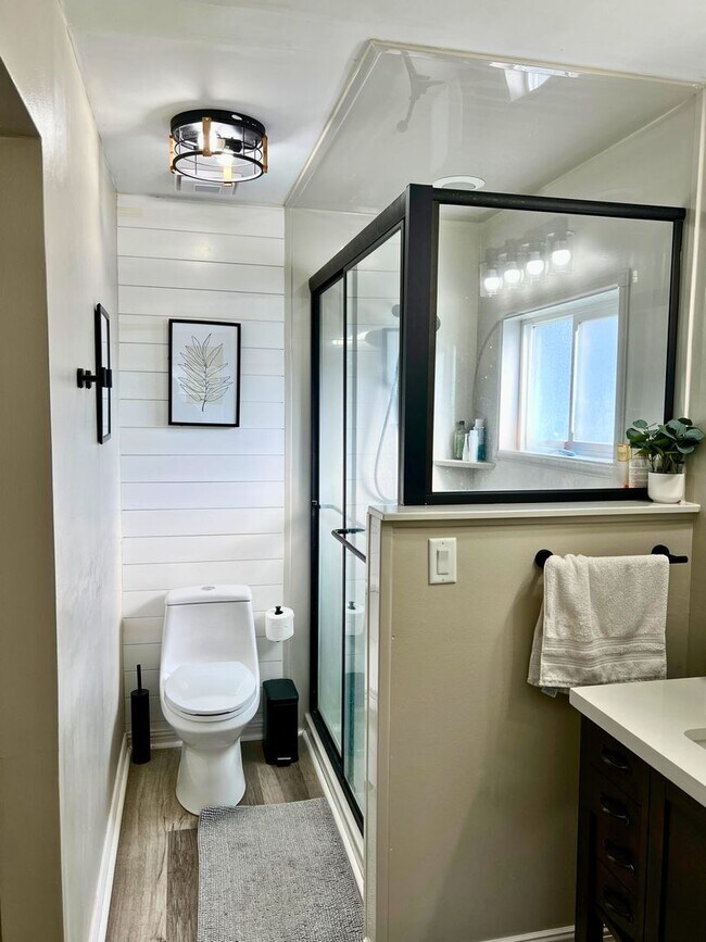 Building Photo - Charming 3-Bedroom Home with Modern Upgrad...