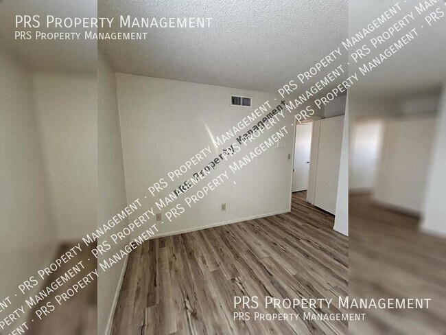 Building Photo - 2652 E Oakleaf Dr