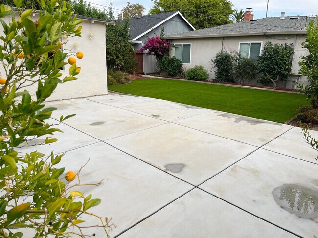 Building Photo - 1725 Hogar Dr