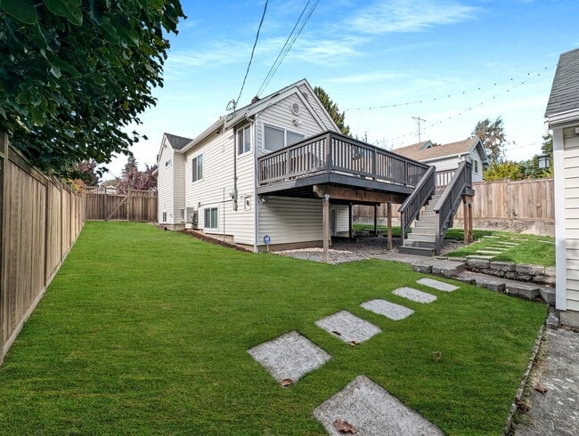 Building Photo - Elegant 3-Bedroom Home with Exceptional Craftsmanship in West Seattle