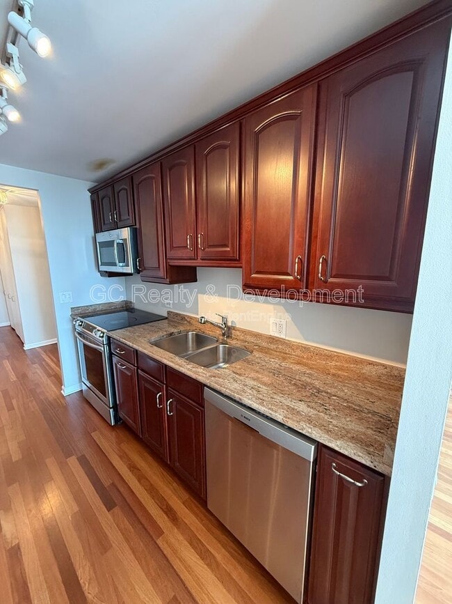 Building Photo - 899 S Plymouth Ct