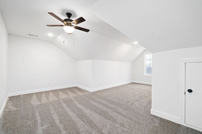 Building Photo - Pet Friendly Three Bedroom with Bonus!