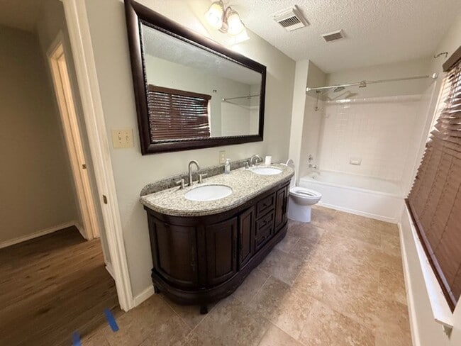 Building Photo - 4 Bedroom 2 1/2 Bath Plus Office Near 151 & Ingram