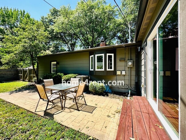 Building Photo - Updated Ranch Style Home in Prairie Villag...