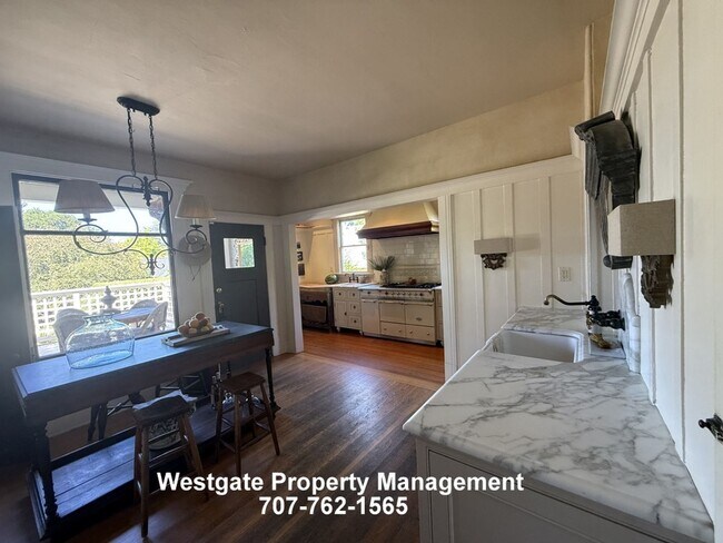 Building Photo - 109 7th St