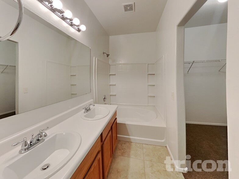 Building Photo - 2097 E Paso Fino Dr