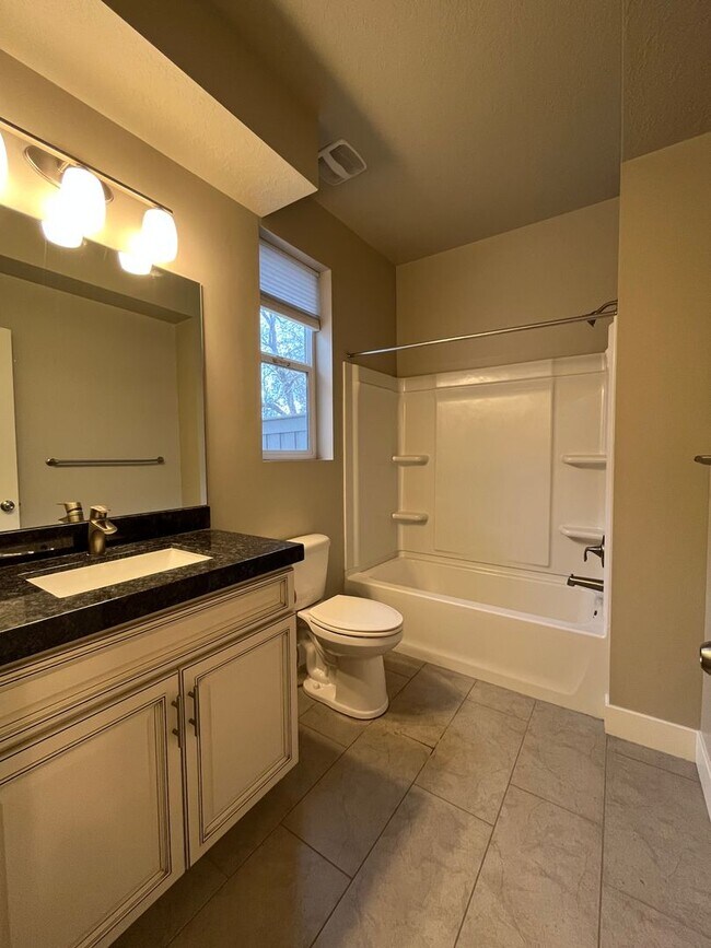 Building Photo - 3 Bed/ 3 Bath Townhome in Draper!
