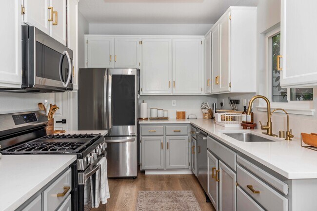 Primary Photo - 1954 Bristol St