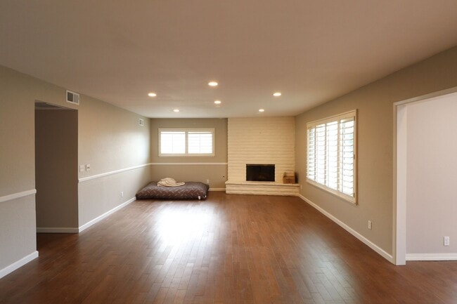 Building Photo - 565 Clubhouse Dr